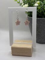 Schmuck Ohrringe mit Blütenanhänger, handgemachter Ohrschmuck