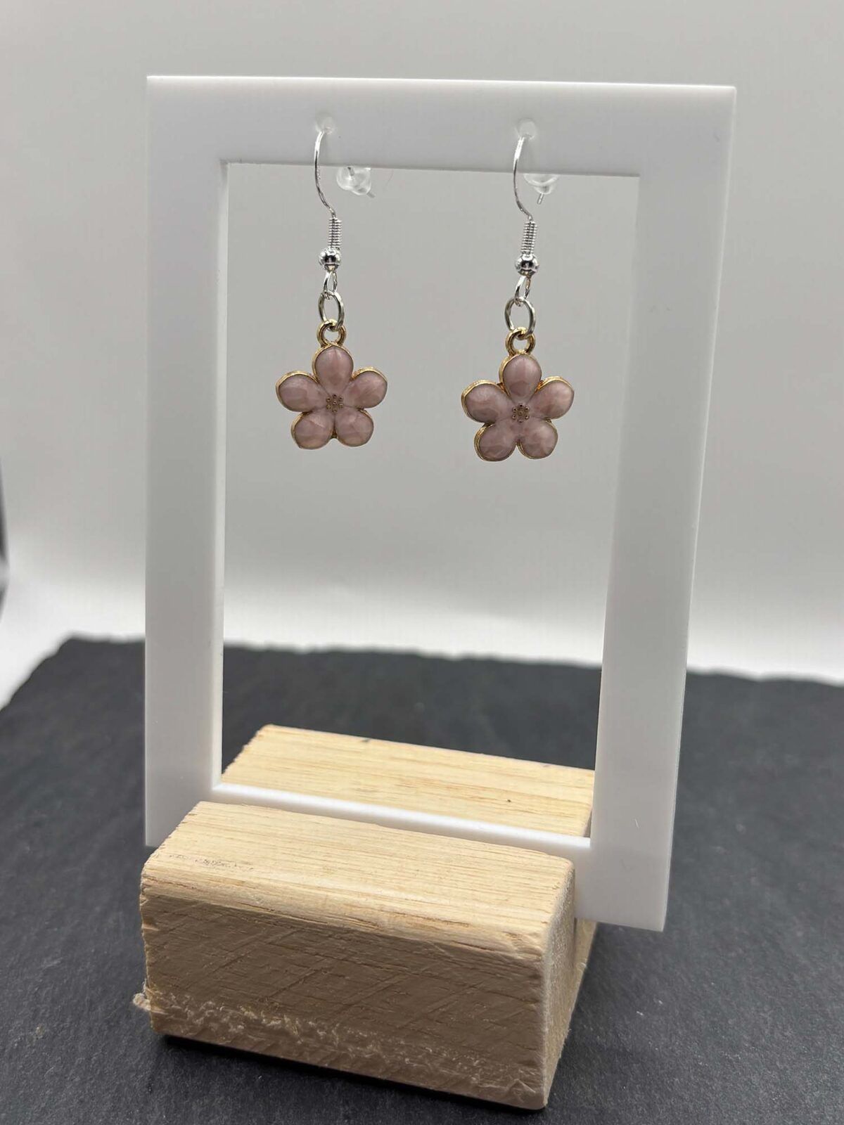 Zeitlose Blumen Ohrringe, femininer Schmuck im floralen Design