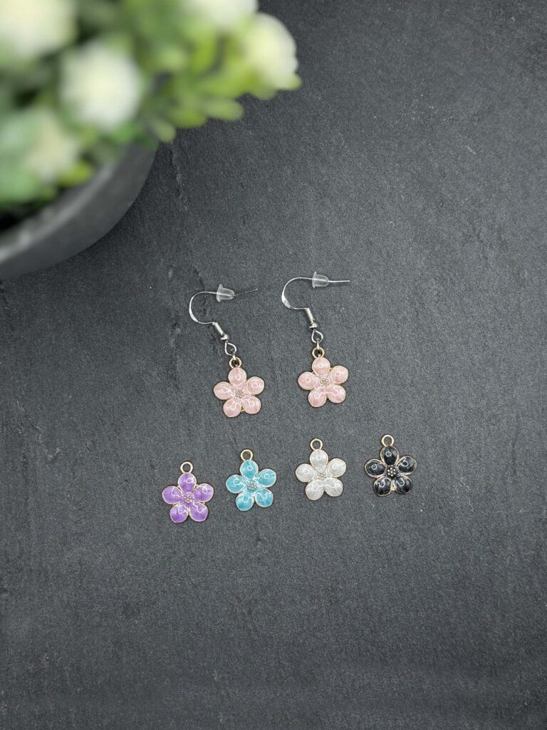 Handgemachte Blüten Ohrringe, romantischer Ohrschmuck für Damen