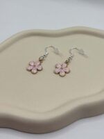 Hängende Blumen Ohrringe in Rosa, leichter Ohrschmuck für Damen