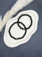 Stylisches Perlen-Partnerarmband schwarz mit Wunschbuchstaben als Zeichen der Verbundenheit