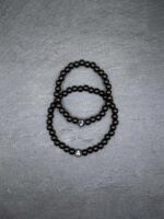 Schwarzes Partnerarmband mit Initialen A & J auf mattlackierten Perlen