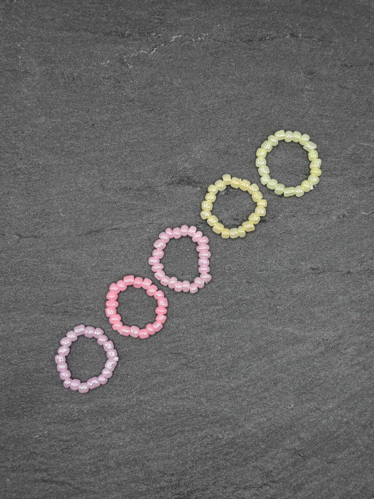 Handgemachter Ring aus Pastellperlen in unterschiedlichen Farben