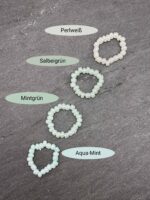 Schmuckring mit pastellfarbenen Perlen als modisches Accessoire