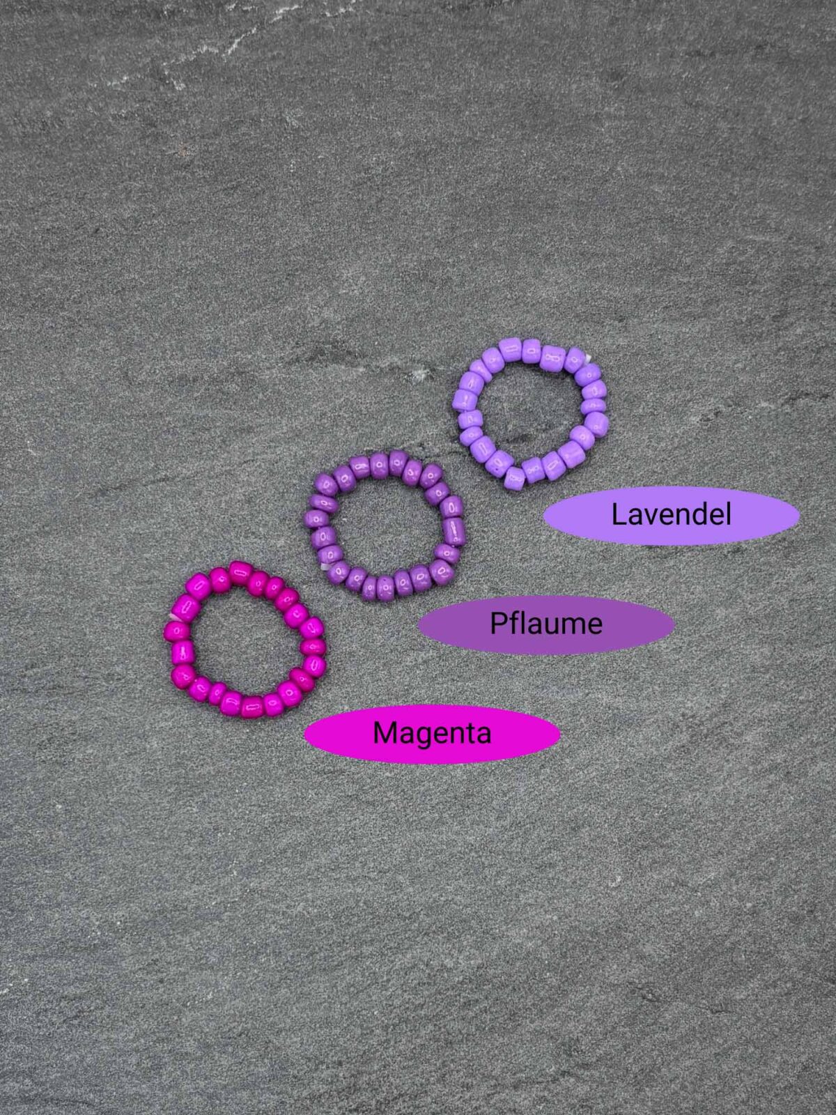 Set aus elastischen Perlenringen in mehreren bunten Farbvarianten