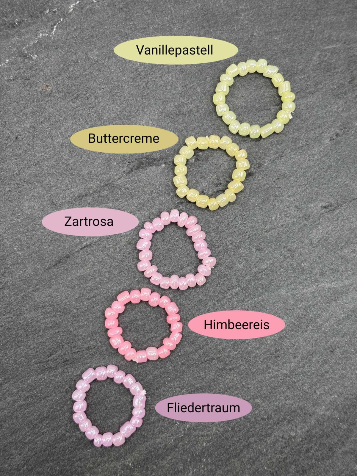 Elastische Perlenringe in mehreren Pastellfarben als Modeschmuck