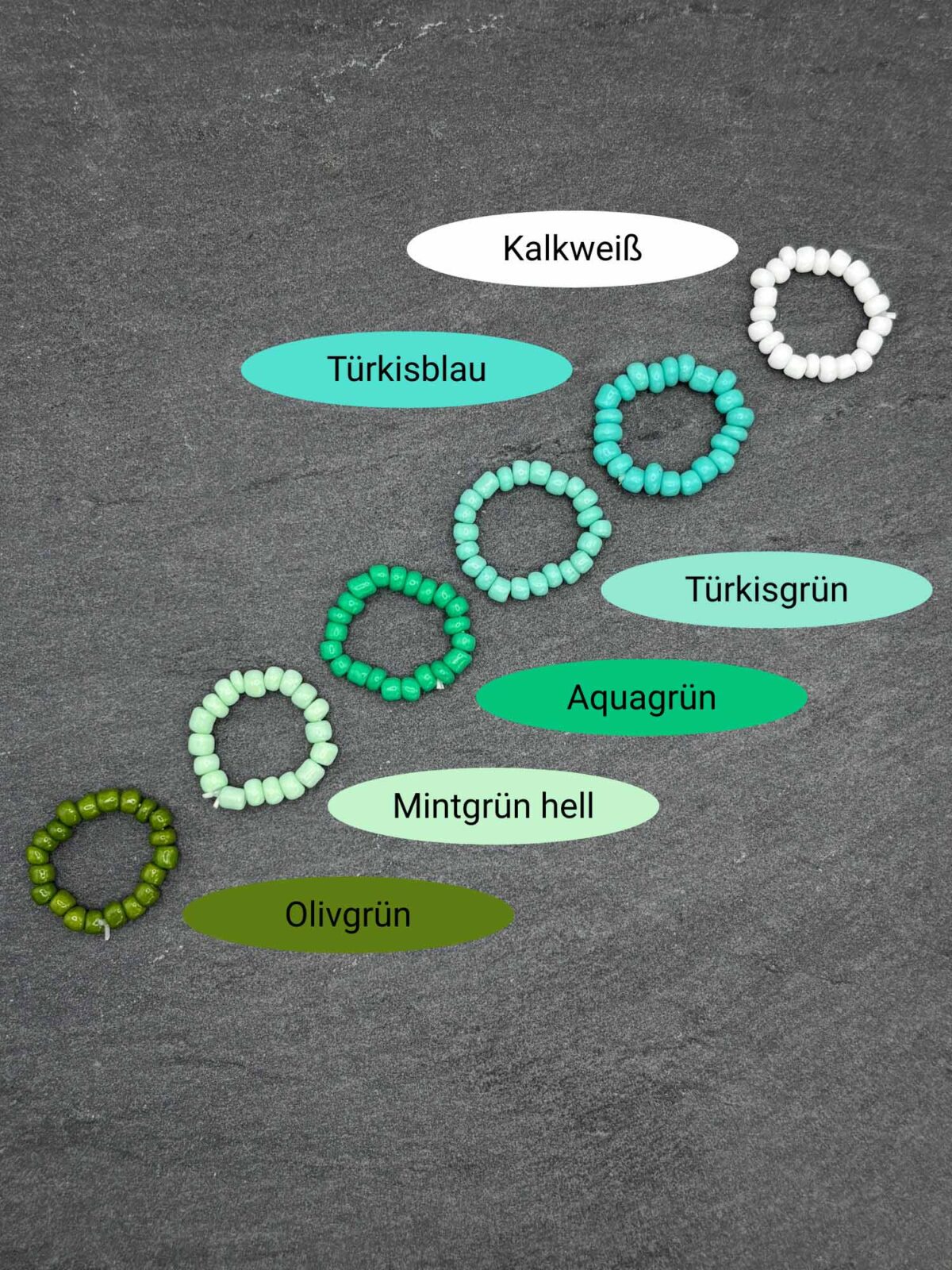 Modische Perlenringe aus bunten Glasperlen auf Gummiband