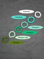Modische Perlenringe aus bunten Glasperlen auf Gummiband