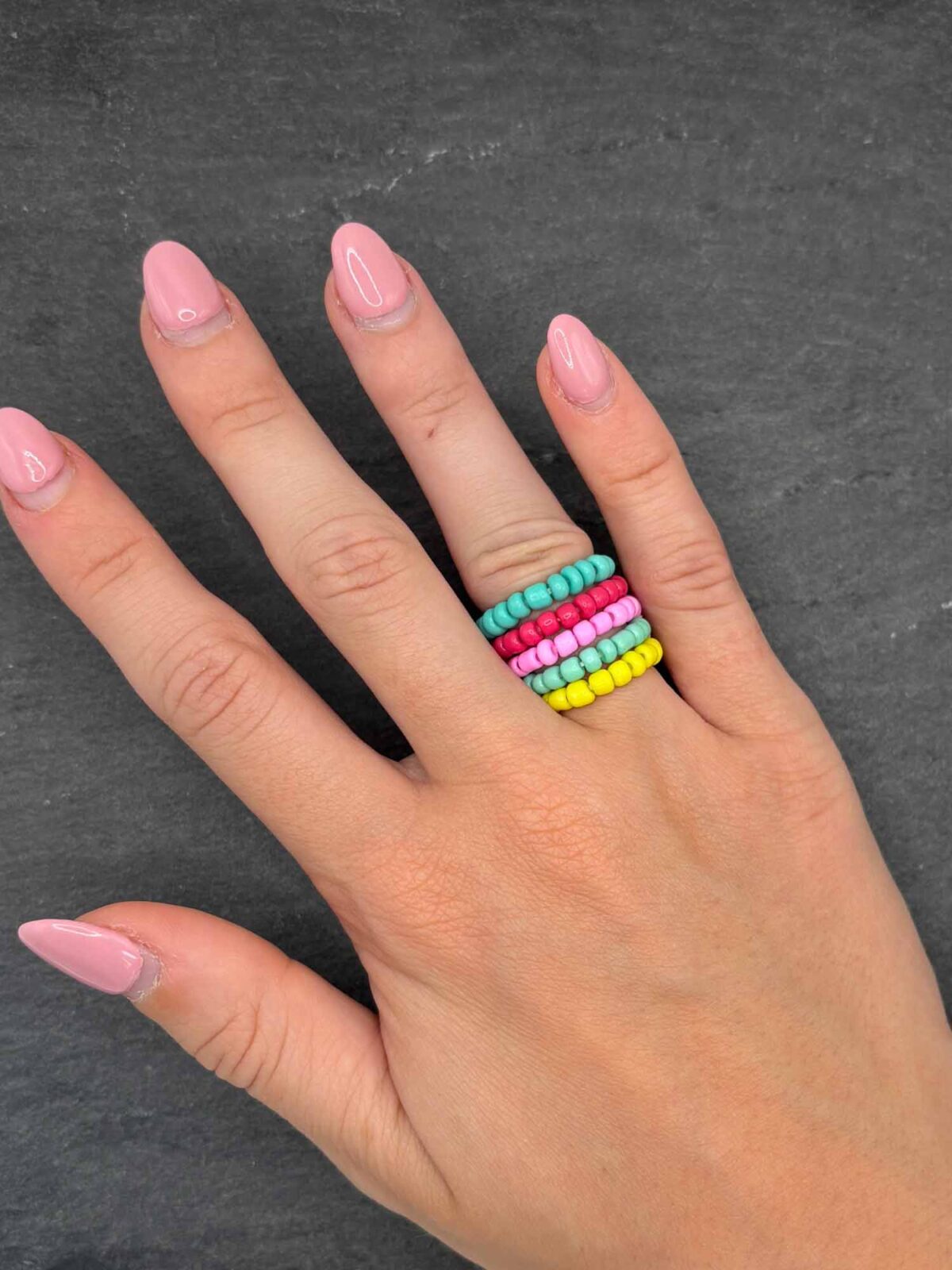 Farbige Glasperlenringe handgefertigt als modisches Accessoire