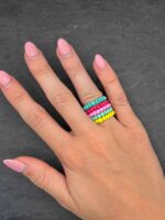 Farbige Glasperlenringe handgefertigt als modisches Accessoire