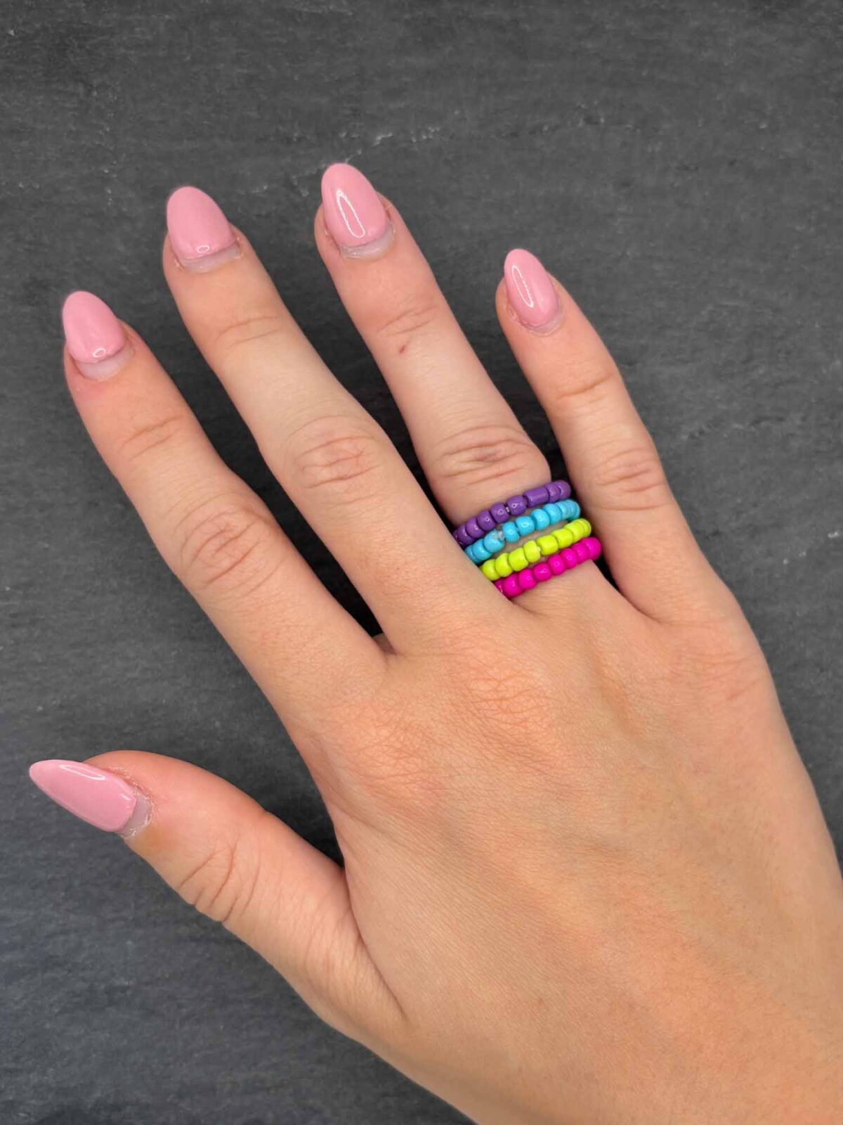 Elastische Ringe aus Perlen in vielen bunten Farbkombinationen