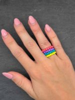 Handgemachte Perlenringe in verschiedenen Farben als Schmuck