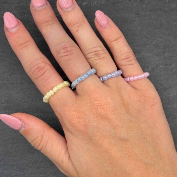 Pastellfarbener Perlenring in verschiedenen Farben als Schmuck