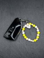 Bunter Armreif mit Schlüsselring und Herzanhänger