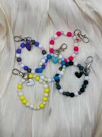 Handgefertigter Armreif Schlüsselanhänger mit Herzmotiv