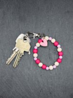 Bunter Schlüsselanhänger Armreif mit Herzanhänger aus Perlen