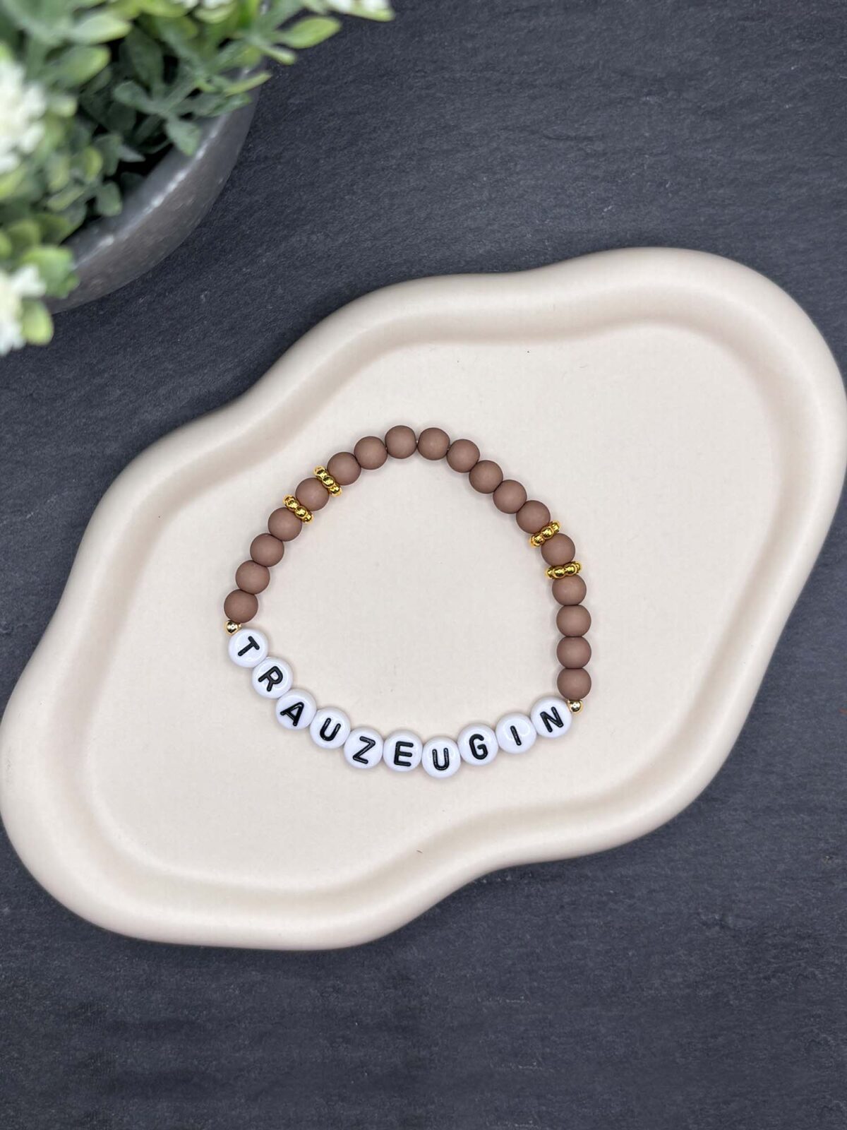 Kleine Aufmerksamkeit für Trauzeugin – Armband mit Schriftzug