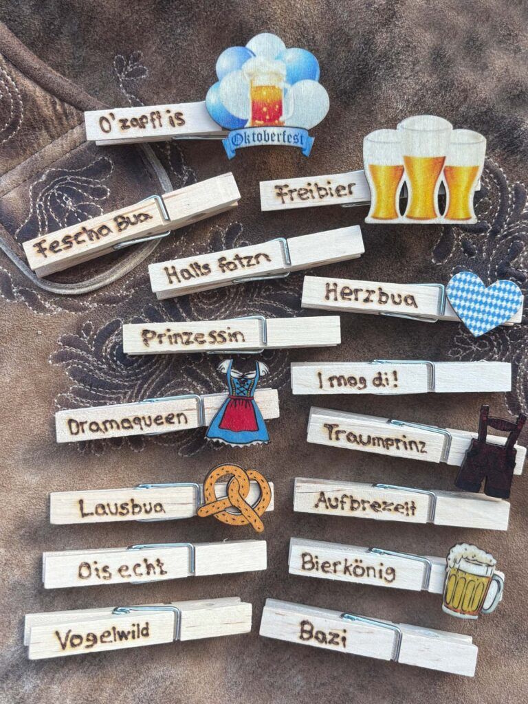 Gravierte Holz Glubberl mit Oktoberfest Motiven und bayerischen Ausdrücken