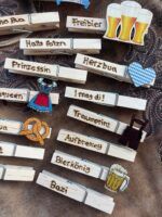 Holz Wäscheklammern personalisiert als Accessoire für Volksfest und Tracht
