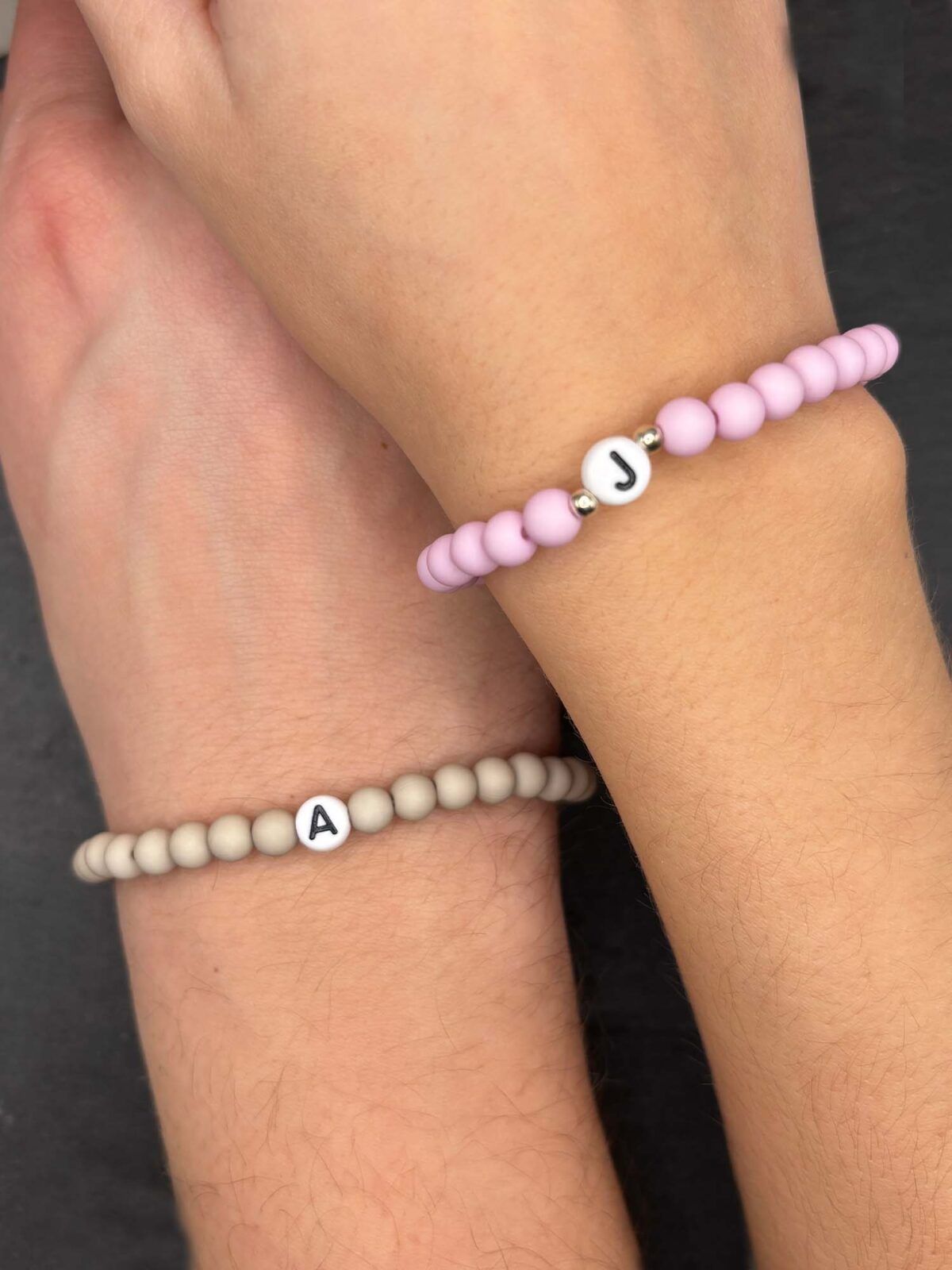 Personalisiertes Perlenarmband Grau Rosa mit Buchstaben
