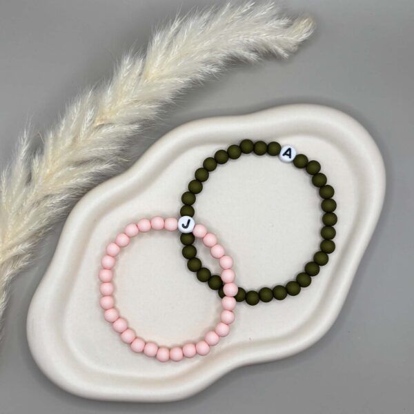 Personalisiertes Perlenarmband Grün Rosa mit Buchstaben Initialen