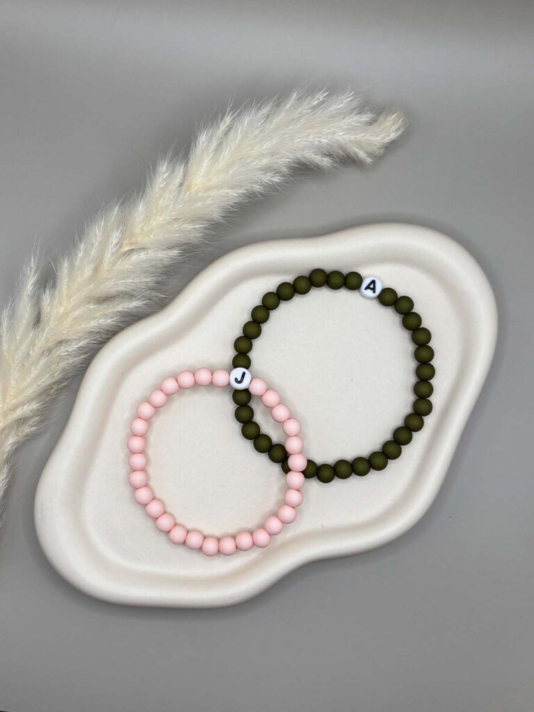 Personalisiertes Perlenarmband Grün Rosa mit Buchstaben Initialen