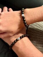 Individuell gestaltetes Partnerarmband mit Anfangsbuchstaben, modernes Design.