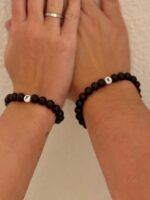 Personalisiertes Armband für Partner mit individueller Buchstabenauswahl.