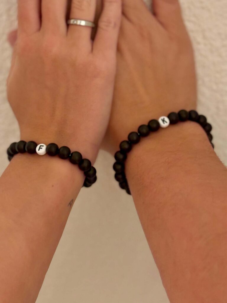 Personalisiertes Armband für Partner mit individueller Buchstabenauswahl.