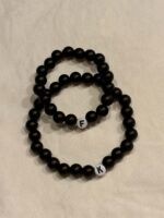 Partnerarmband schwarz mit Buchstabenperlen als Initialen für Paare.