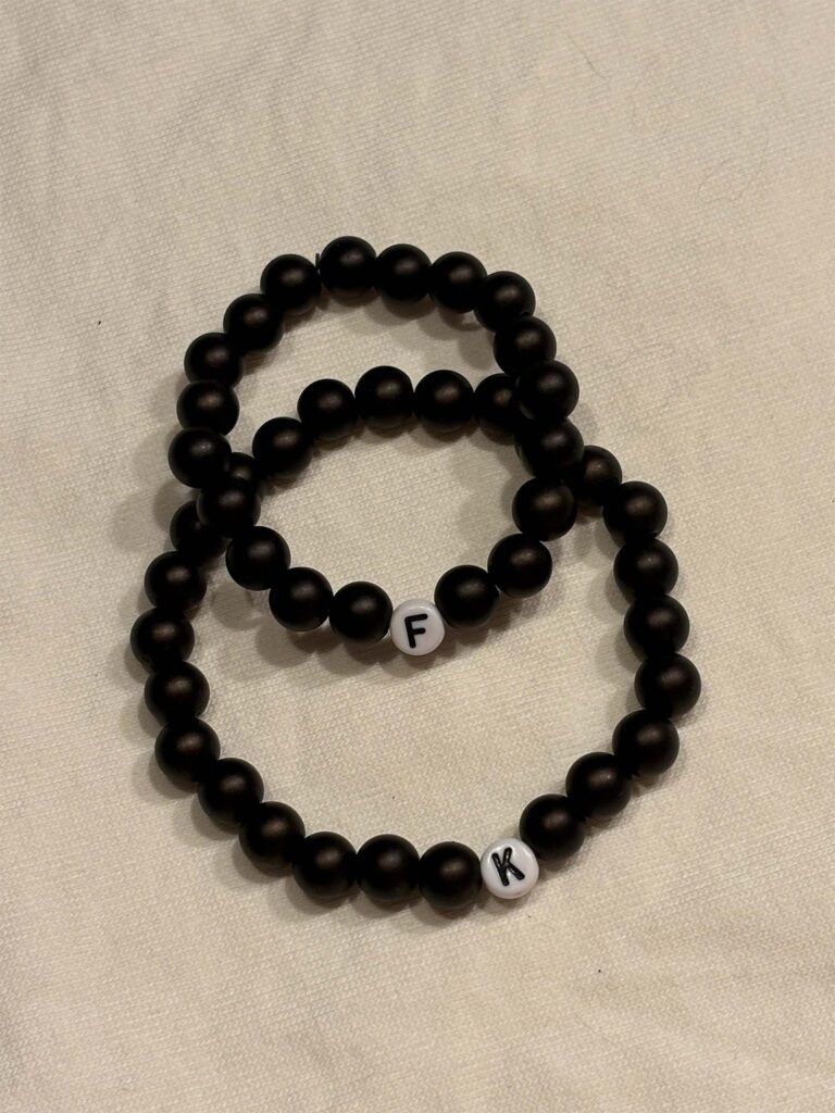 Partnerarmband schwarz mit Buchstabenperlen als Initialen für Paare.