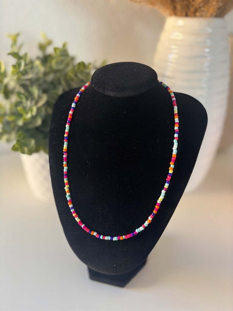 Leichte Sommer Halskette mit bunten Glasperlen handgemacht ideal kombinierbar mit Kleidern und Freizeitlooks