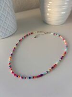 Regenbogenfarbene Glasperlenkette handgemacht mit pastellfarbenen Perlen als sommerlicher Boho Schmuck