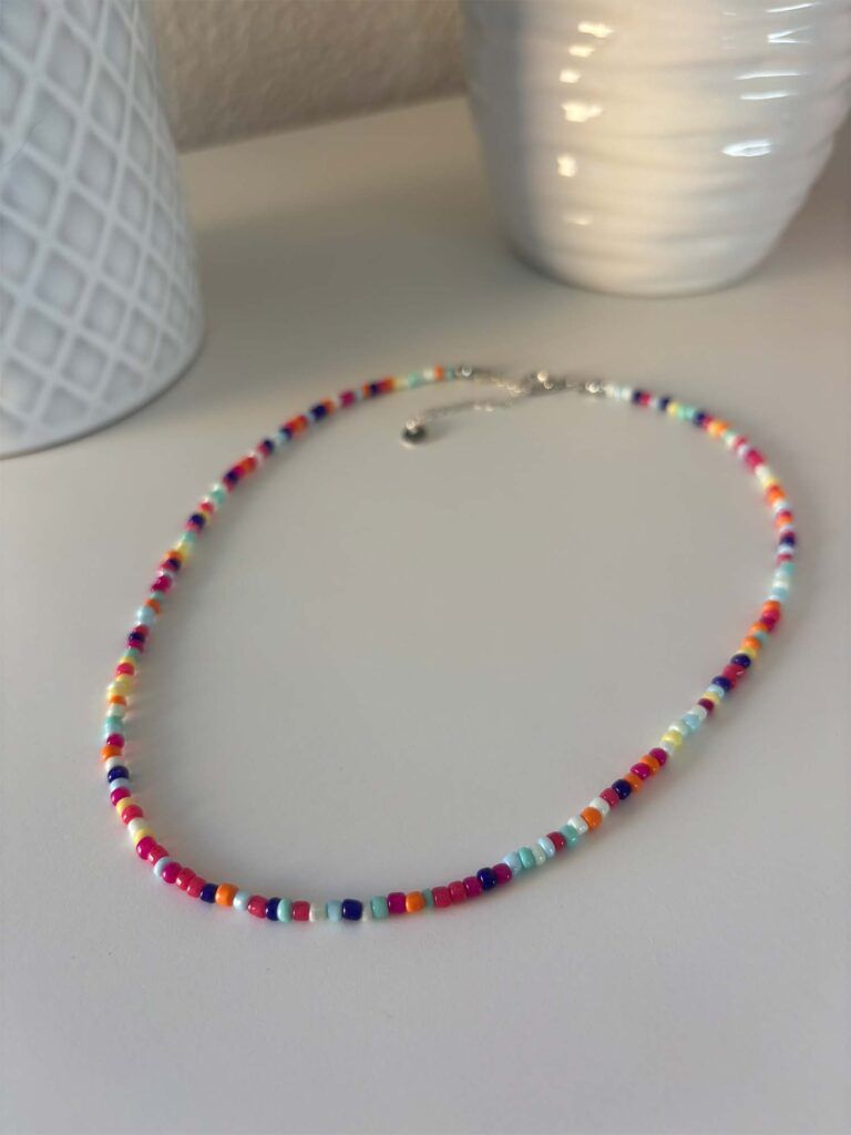 Regenbogenfarbene Glasperlenkette handgemacht mit pastellfarbenen Perlen als sommerlicher Boho Schmuck