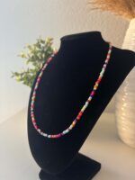 Handgemachte bunte Glasperlenkette im Boho Stil mit silberfarbenem Edelstahlverschluss auf weißem Hintergrund