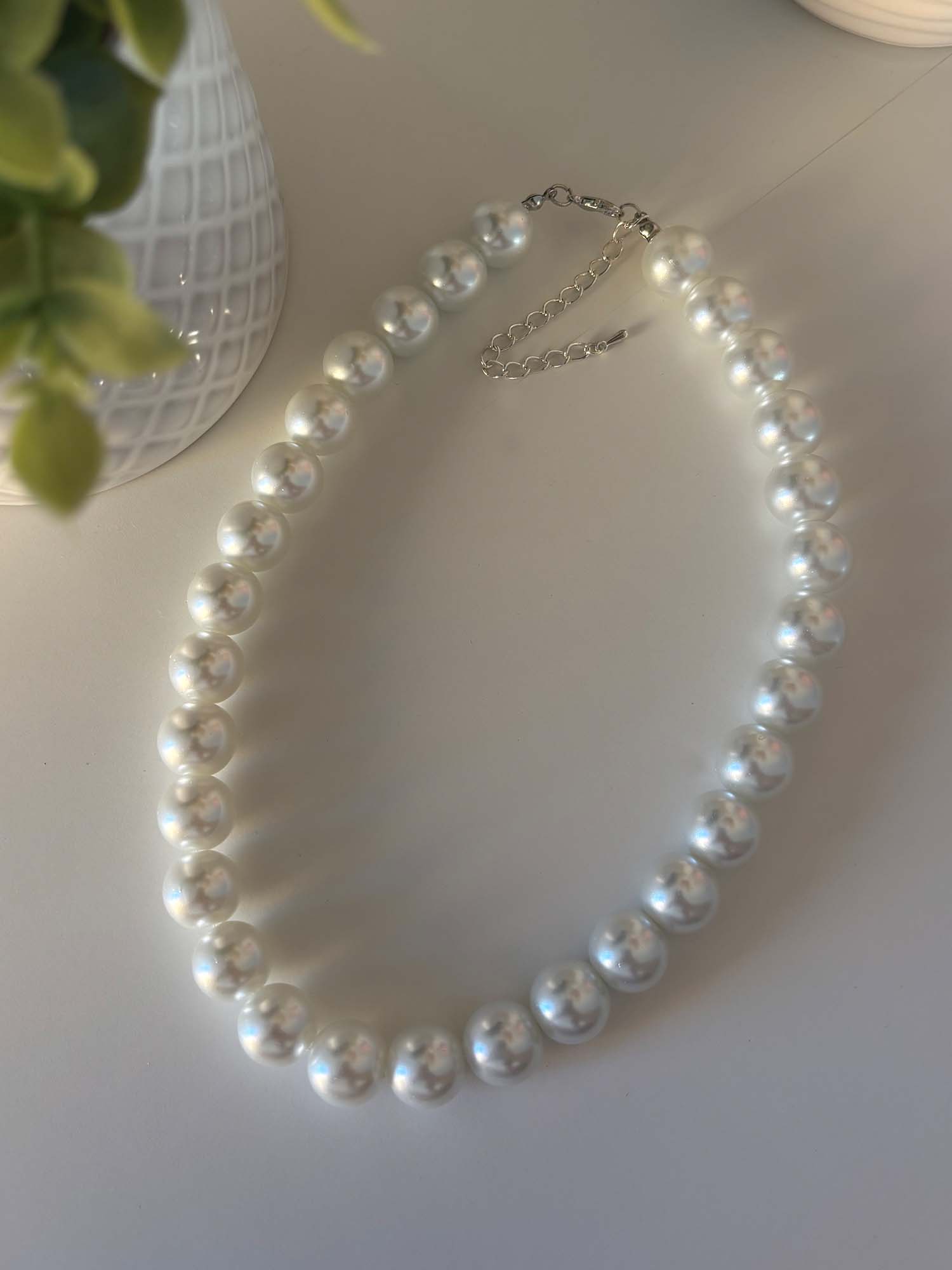 Klunker_Kette_Glaswachsperlen_Vollansicht_Oben Glasperlenkette mit glänzenden 10mm Perlen und Edelstahlverschluss