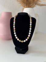 Handgefertigte Morganit Perlenkette mit goldenen Details, ideal als Geschenk für Damen mit Stil