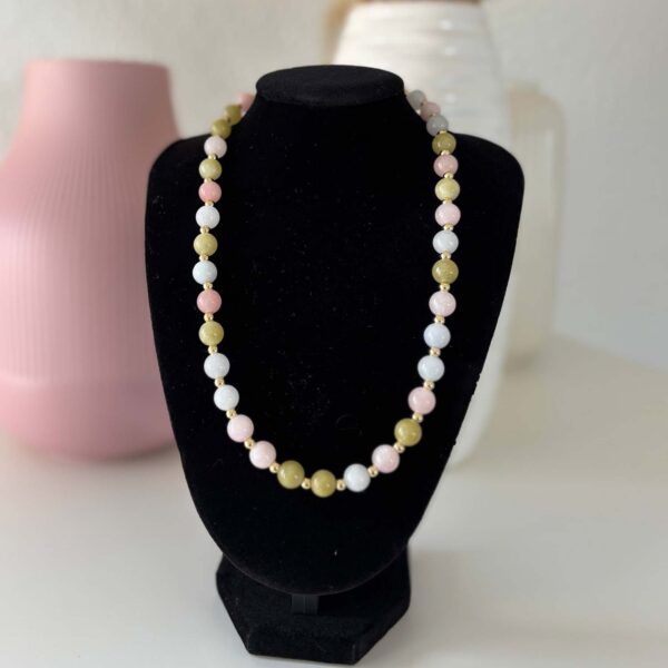 Handgefertigte Morganit Perlenkette mit goldenen Details, ideal als Geschenk für Damen mit Stil