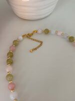 Eleganter Schmuck mit Morganitperlen in sanften Farben, kombiniert mit glänzenden vergoldeten Perlen
