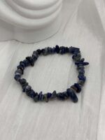 Armband aus Sodalith Splittersteinen auf elastischem Band für angenehmen Tragekomfort