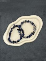 Sodalith Armband mit naturbelassenen Edelsteinperlen in Blau, Weiß und Grau