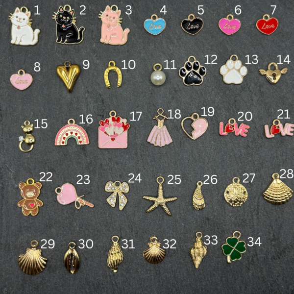 Verschiedene goldene Charms für DIY Charmarmband – Katze, Herz, Schleife, Stern, Muschel, Kleeblatt – personalisierbarer Schmuck zur Auswahl