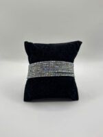 Glitzerndes Stretcharmband in Blau-Silber mit funkelnden Strasssteinen auf schwarzem Samtkissen – eleganter Armschmuck für Damen