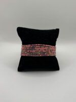 Elastisches Strassarmband in Blush-Rosé mit mehreren Glitzerreihen – zarter Damenschmuck auf schwarzem Samtkissen präsentiert
