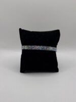 Elastisches Strassarmband in Regenbogenfarben mit silbernem Unterton – farbenfroher Damenschmuck mit Glitzeroptik