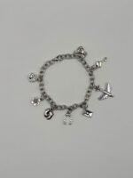 Silbernes DIY Charmarmband in rund mit Anhängern – Blume, Flugzeug, Herz und Tatze