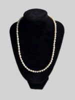 Feine Perlenkette aus echten Süßwasserperlen, schlicht präsentiert auf schwarzem Display – edles Schmuckstück für Damen, ideal als Geschenk oder Brautschmuck