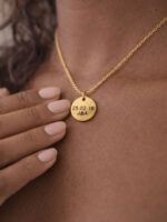 Personalisierte Kette mit Datum und Initialen – Bild 2