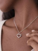 Filigrane Herzkette mit Glitzerstein-Anhänger Silber