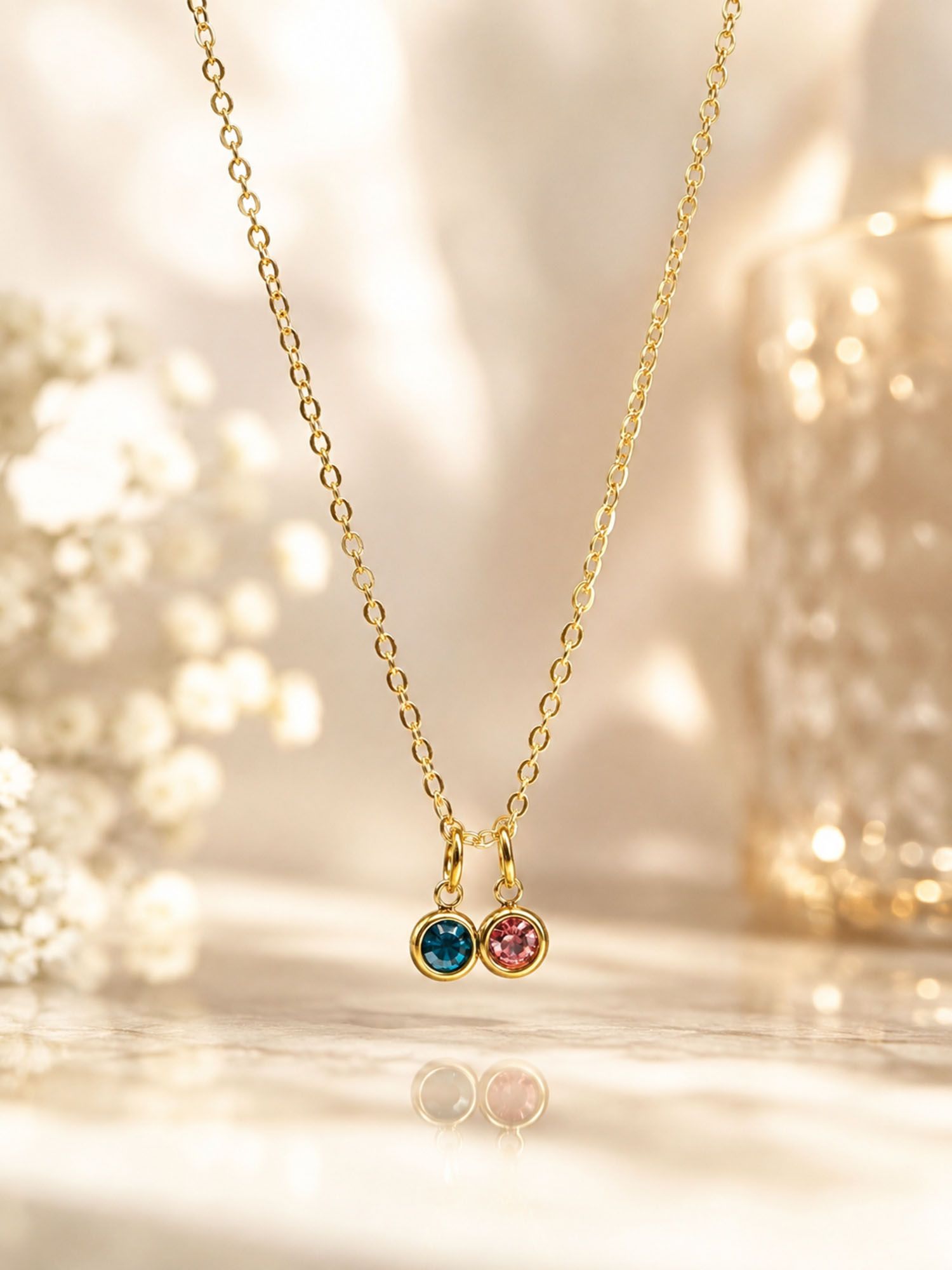 Geburtssteinkette_Gold_Kette_hängend_fokus_auf_Anhänger Geburtsstein Kette personalisiert mit 1–4 Geburtssteinen – Bild 1